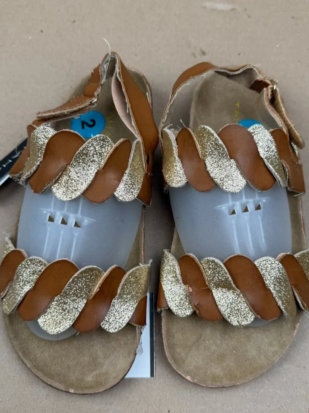 Tahari Girls Youth Sandals Size 2 Tan Gold Memory Foam DAMAGE